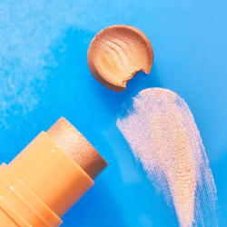 Essence Baby Got Holo Glow Highlighter Stick - 10 Apricotly 5 gr - 3